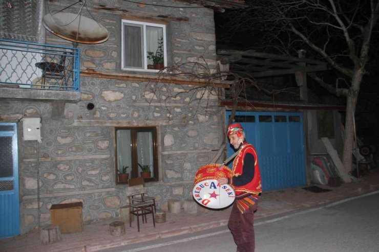 Konyalı davulcu, 36 yıldır mahalle sakinlerini isimleriyle, manilerle sahura kaldırıyor