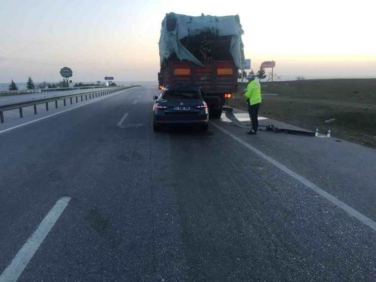 Otomobil, tırın dorsesinin altına girdi