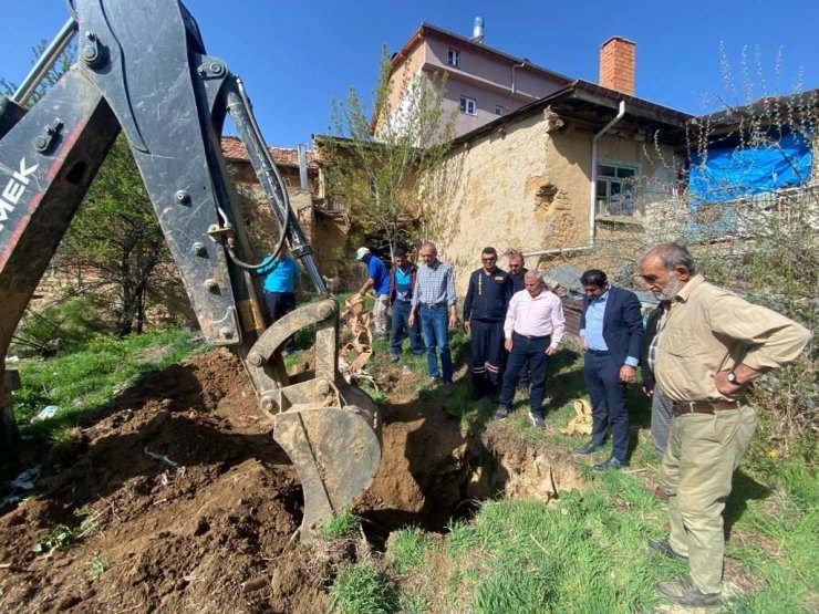 Konya’da kuyuya düşen inek açılan tünel sayesinde kurtarıldı