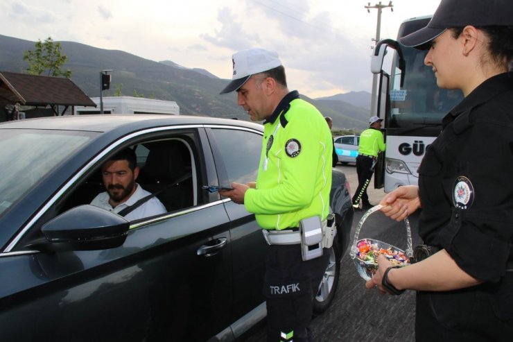 Akşehir’de bayram şekerli trafik denetimi