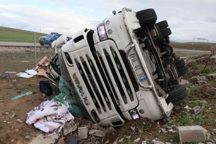 Mobilya malzemesi yüklü tır şarampole devrildi: 1 ölü