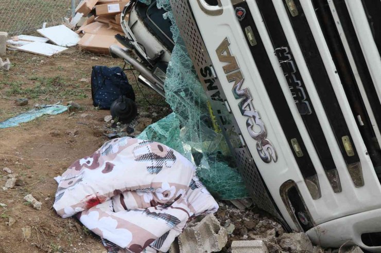 Mobilya malzemesi yüklü tır şarampole devrildi: 1 ölü