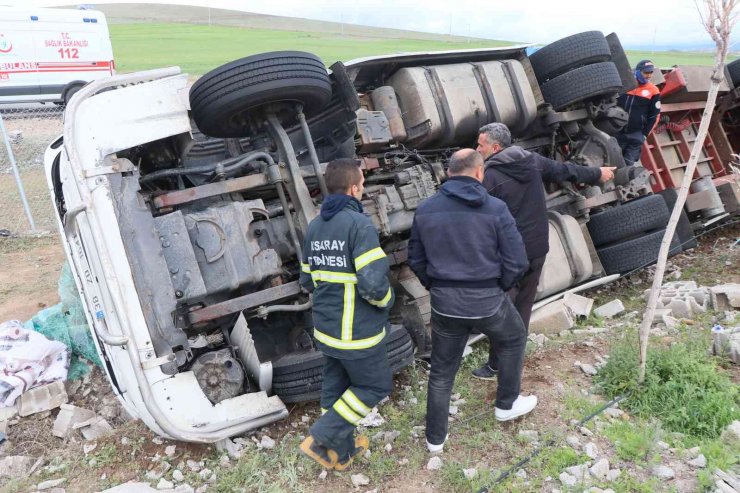 Mobilya malzemesi yüklü tır şarampole devrildi: 1 ölü