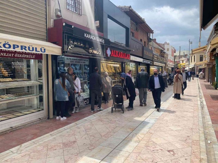 Kuyumcularda düğün sezonu hareketliliği başladı