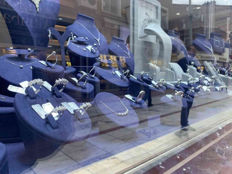 Kuyumcularda düğün sezonu hareketliliği başladı