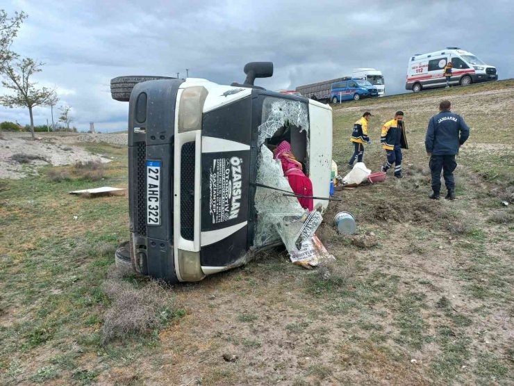 Tarım işçilerini taşıyan minibüs devrildi: 12 yaralı