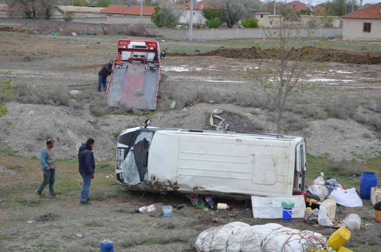 Tarım işçilerini taşıyan minibüs devrildi: 12 yaralı