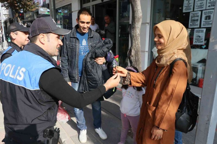 Polisler hem çiçek dağıttı hem de KADES’i hatırlattı