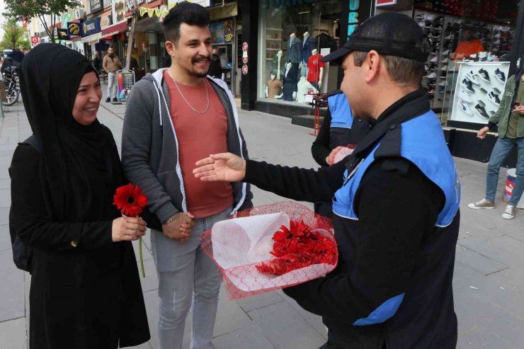 Polisler hem çiçek dağıttı hem de KADES’i hatırlattı