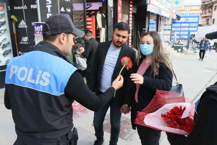 Polisler hem çiçek dağıttı hem de KADES’i hatırlattı