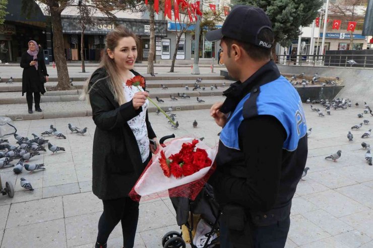Polisler hem çiçek dağıttı hem de KADES’i hatırlattı