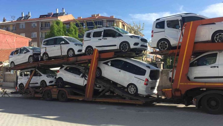 Konya’da sıfır araçları taşıyan tır devrildi