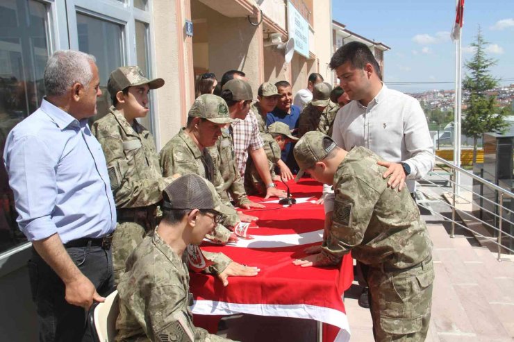 Özel öğrenci kınalı kuzuların temsili askerlik coşkusu