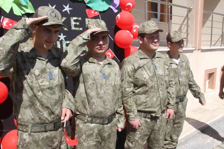 Özel öğrenci kınalı kuzuların temsili askerlik coşkusu