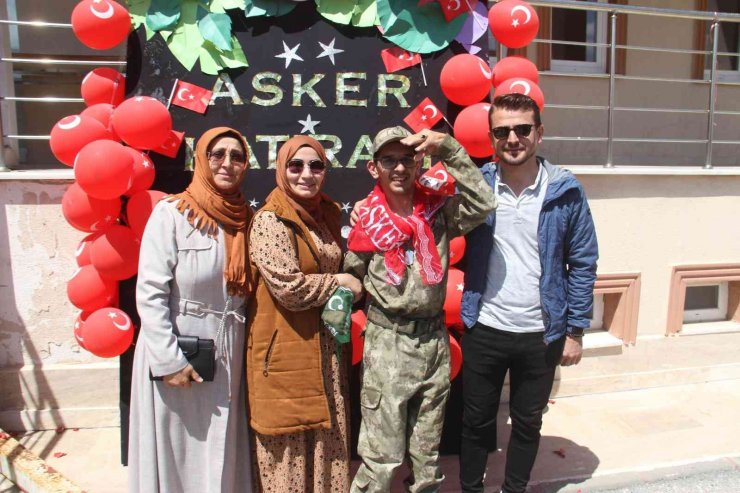 Özel öğrenci kınalı kuzuların temsili askerlik coşkusu