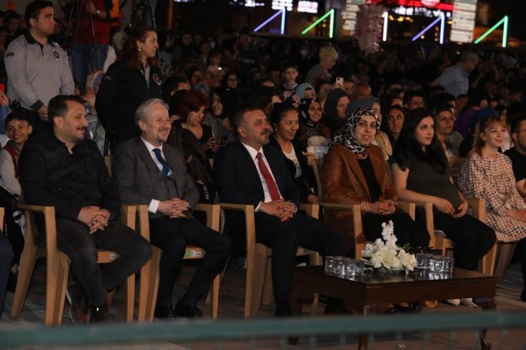 Sincanlılar Kutsi ve Fettah Can ile coştu