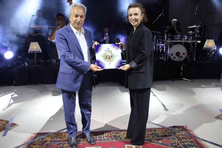 Konya’da hayranları Fatma Turgut’la coştu