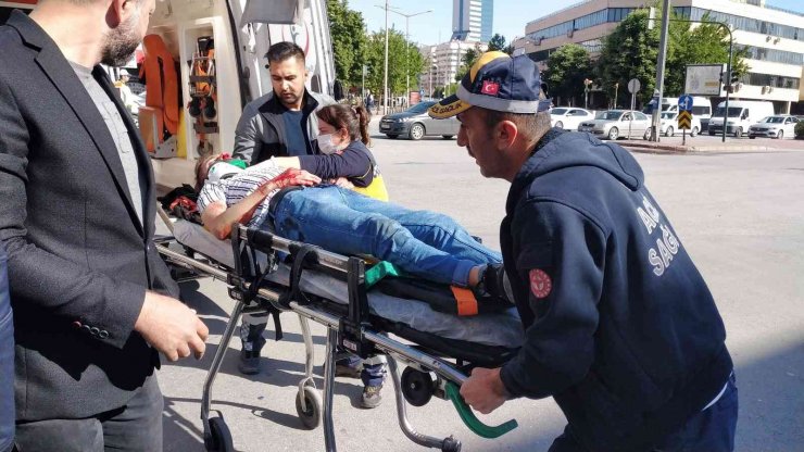 Kırmızı ışık ihlali yapan minibüs yayaya çarptı