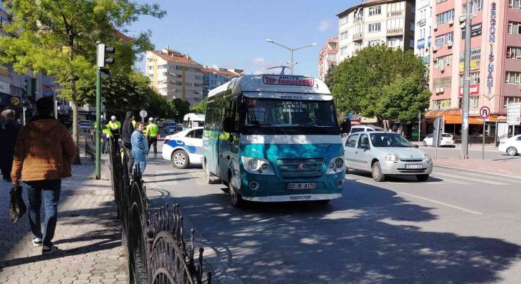 Kırmızı ışık ihlali yapan minibüs yayaya çarptı