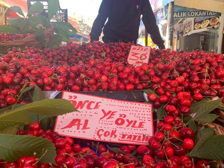 Yaz mevsiminin habercisi kiraz tezgahlarda yerini aldı