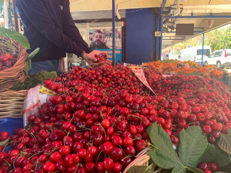 Yaz mevsiminin habercisi kiraz tezgahlarda yerini aldı