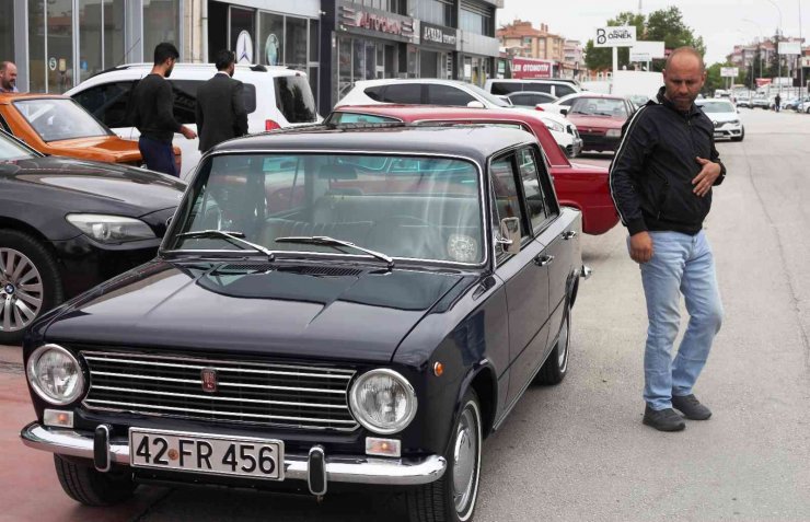 Çocukluk hayali 1975 model arabayı aldı, yurt dışından getirdiği parçalarla topladı