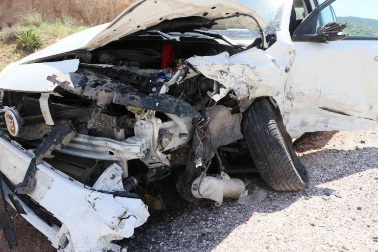 Otomobiller kafa kafaya çarpıştı: 2 yaralı