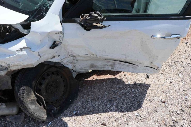 Otomobiller kafa kafaya çarpıştı: 2 yaralı