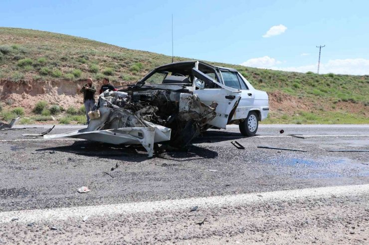 Otomobiller kafa kafaya çarpıştı: 2 yaralı
