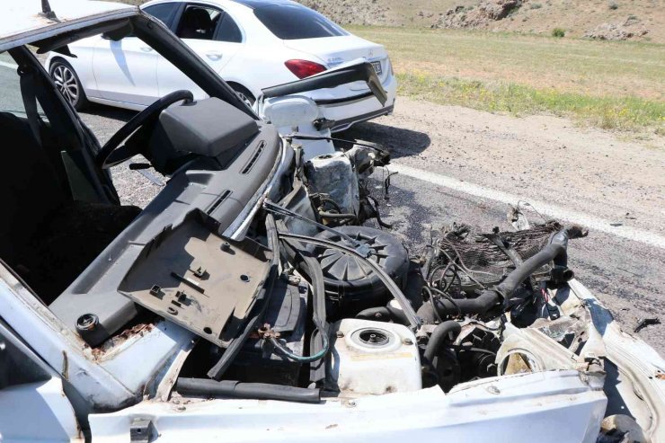 Otomobiller kafa kafaya çarpıştı: 2 yaralı