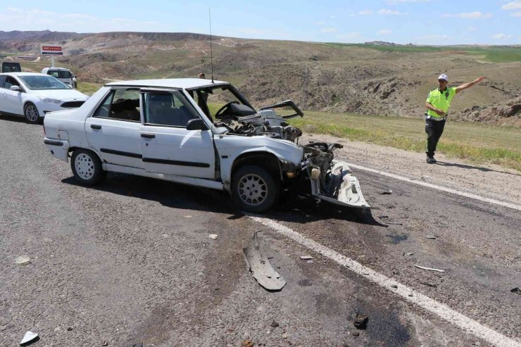 Otomobiller kafa kafaya çarpıştı: 2 yaralı