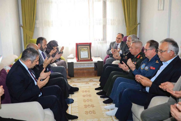 Vali Özkan, şehit İsmet Işık’ın ailesini ziyaret etti