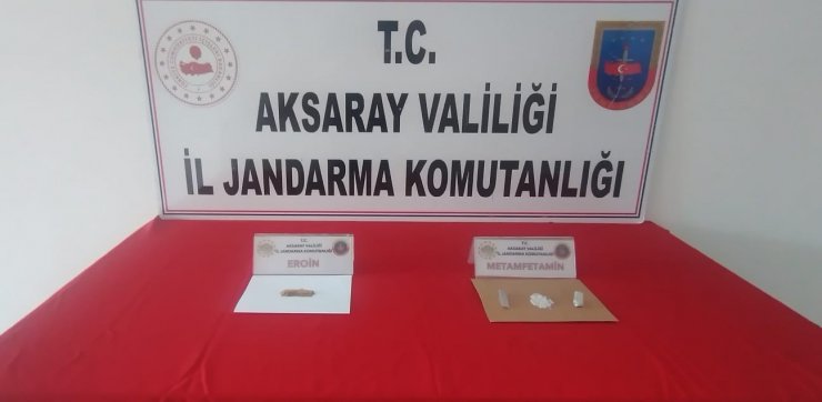 Uyuşturucu tacirlerine otomobilde baskın
