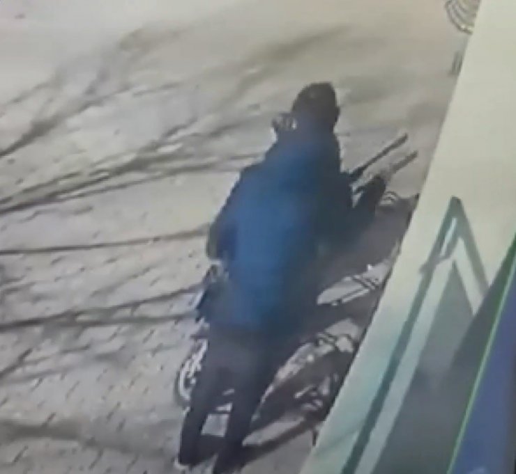 Elektrikli bisiklet hırsızını taktığı maske de kurtaramadı