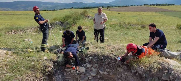 Definecilerin kazdığı kuyuya düşen kuzu iki gün süren uğraş sonunda kurtarıldı