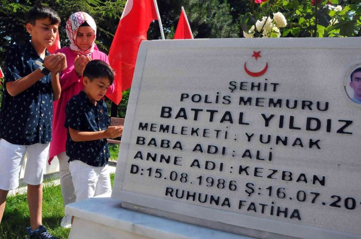 Şehit babalarının mezarını gül suyuyla temizlediler
