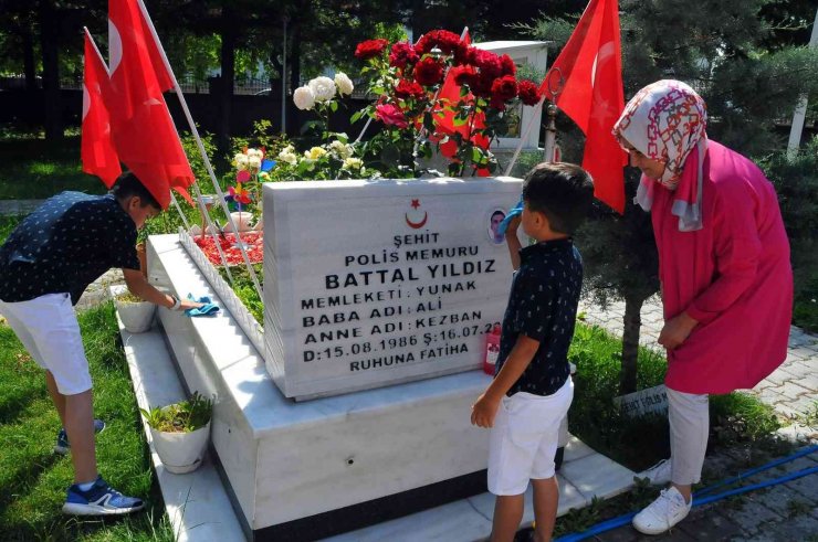 Şehit babalarının mezarını gül suyuyla temizlediler