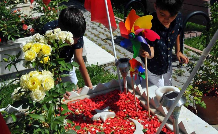 Şehit babalarının mezarını gül suyuyla temizlediler