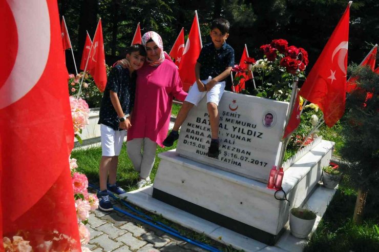 Şehit babalarının mezarını gül suyuyla temizlediler