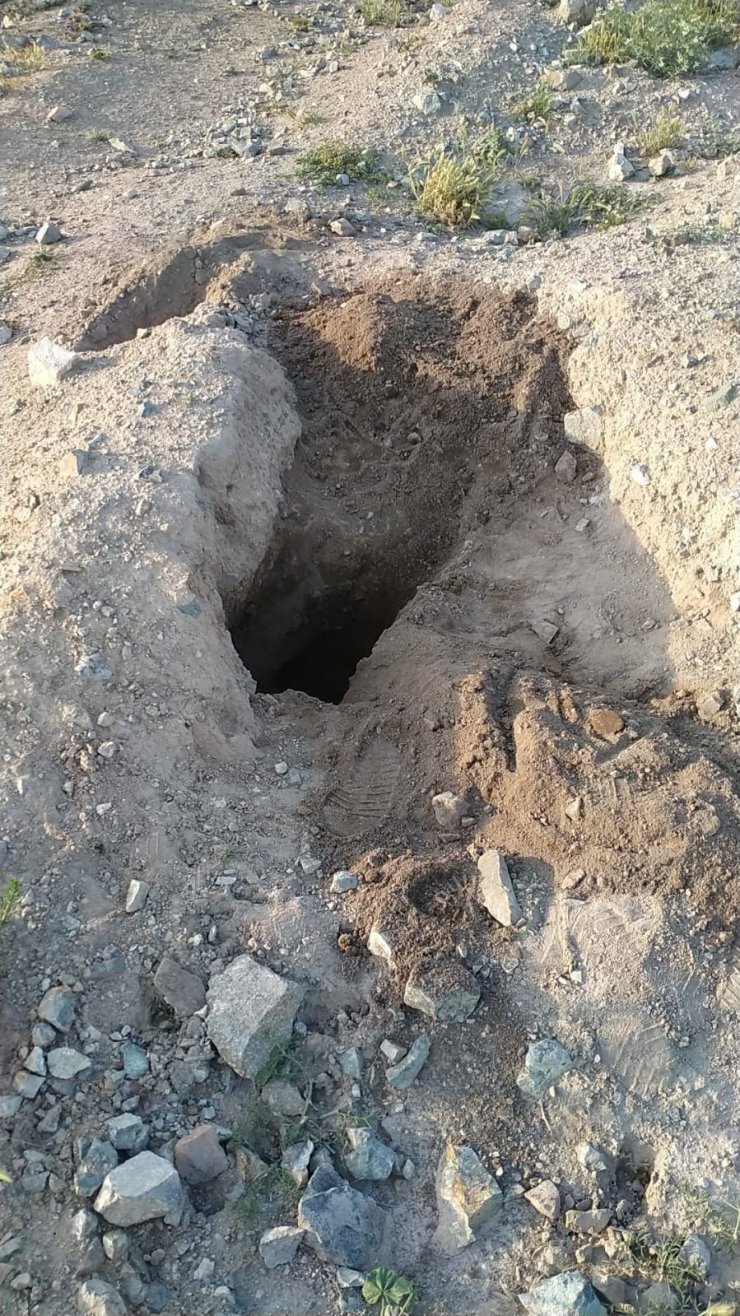 Defineciler jandarmaya suçüstü yakalandı
