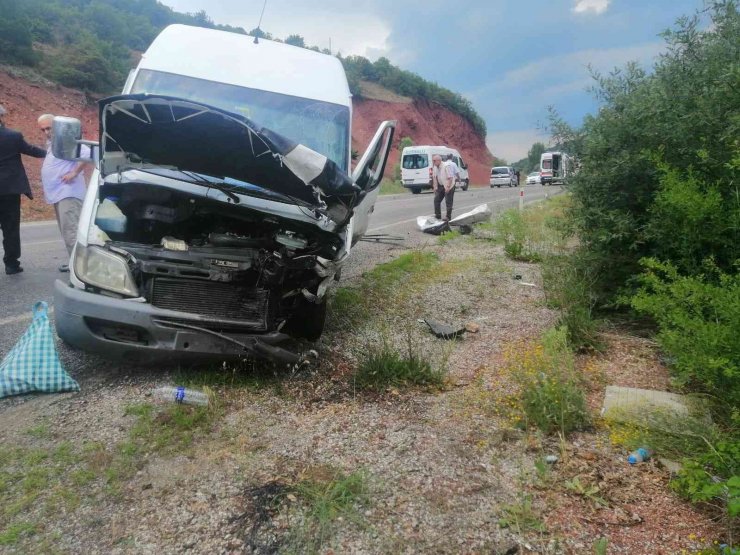 Konya’da yolcu minibüsü ile otomobil çarpıştı: 6 yaralı