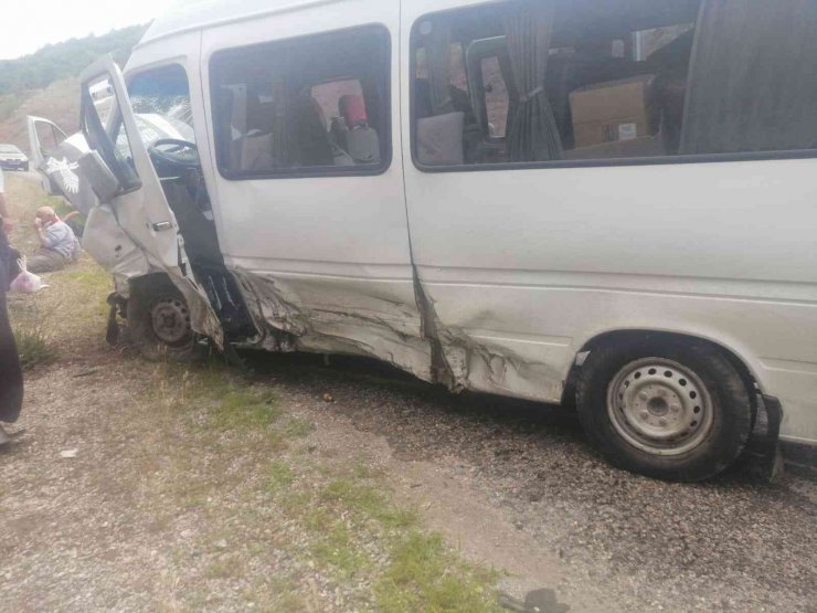 Konya’da yolcu minibüsü ile otomobil çarpıştı: 6 yaralı