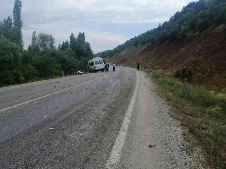 Konya’da yolcu minibüsü ile otomobil çarpıştı: 6 yaralı