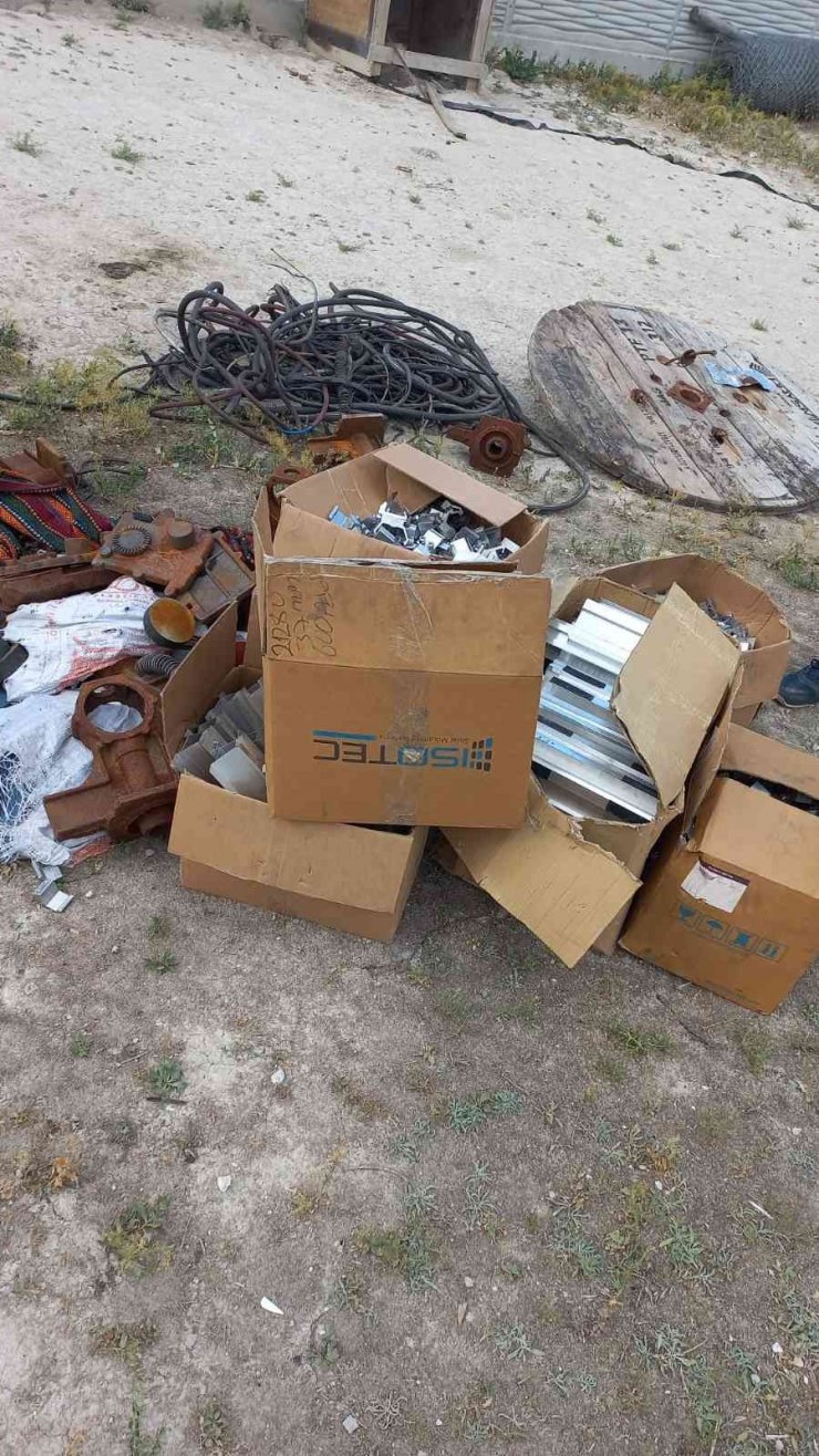 Çaldıkları 55 bin liralık kabloları satmaya çalışırken yakalandı