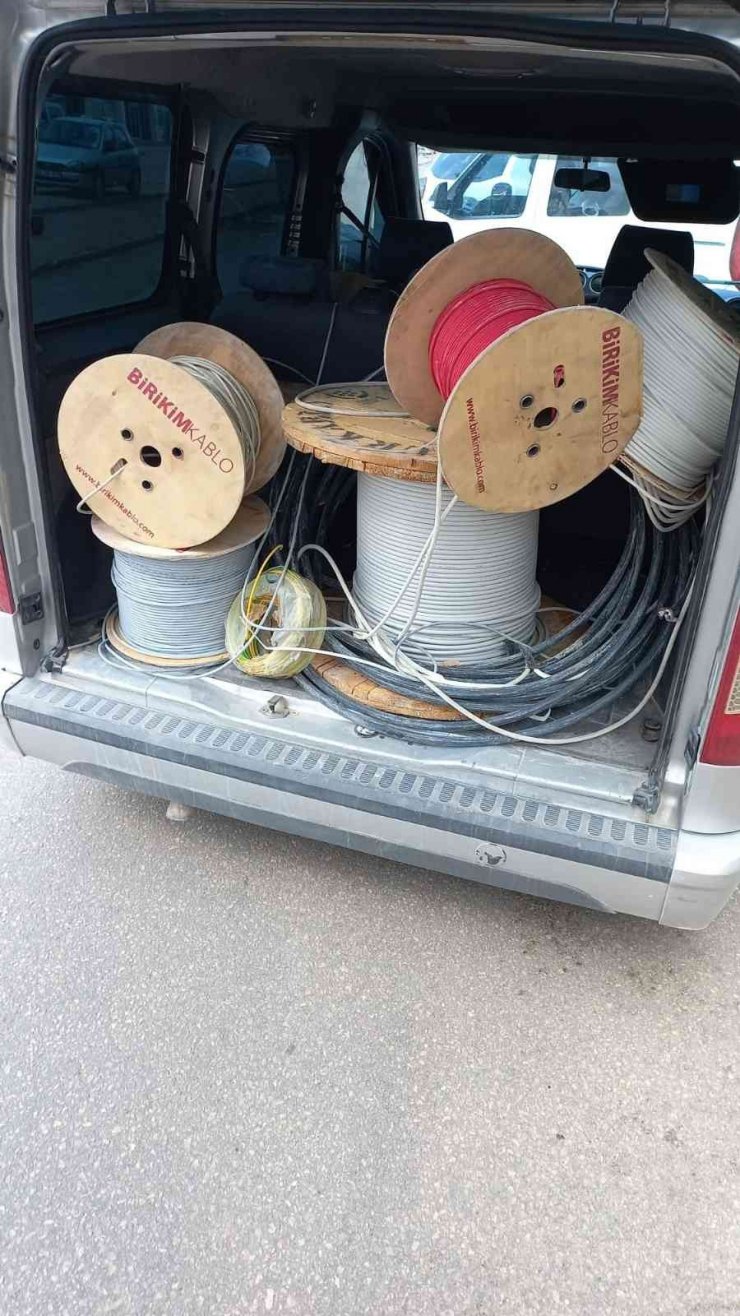 Çaldıkları 55 bin liralık kabloları satmaya çalışırken yakalandı