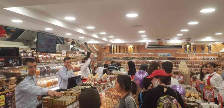 Tuğba Kuruyemiş 100. şubesini Ankara Kızılay’da hizmete açtı