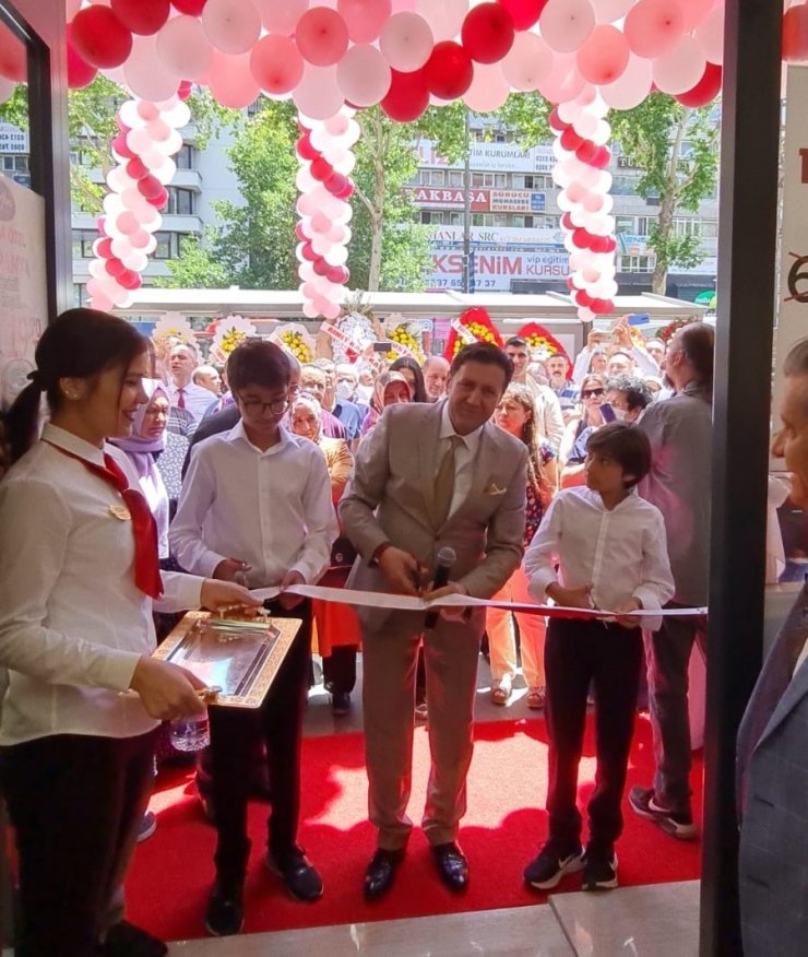 Tuğba Kuruyemiş 100. şubesini Ankara Kızılay’da hizmete açtı