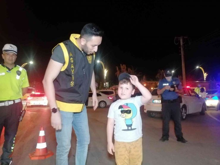 5 yaşındaki Yusuf hayalindeki polisliği asayiş denetiminde gerçekleştirdi