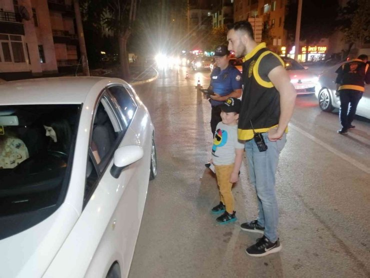 5 yaşındaki Yusuf hayalindeki polisliği asayiş denetiminde gerçekleştirdi
