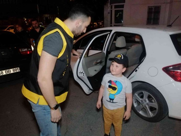 5 yaşındaki Yusuf hayalindeki polisliği asayiş denetiminde gerçekleştirdi